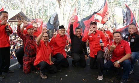 Sekretaris Jenderal PDI Perjuangan Hasto Kristiyanto menghadiri pentas seni budaya peringatan peristiwa Kerusuhan 27 Juli 1996 (Kudatuli), di Telaga Jonge, Desa Pacarejo, Kecamatan, Semanu, Kabupaten Gunung Kidul, Jumat (27/7).