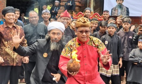 Sekretaris Jenderal PDIP, Hasto Kristiyanto bersama Pimpinan Pondok Pesantren Dzikir Alfath, Syekh Fajar Laksana Alfath saat atraksi dengan bola api, di Ponpes Dzikir Alfath, Sukabumi, Jawa Barat, Jumat (8/2). 