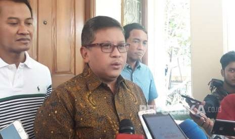 Sekretaris Jenderal PDIP Hasto Kristiyanto bersama Sekjen Partai Koalisi Indonesia Kerja (KIK) Jokowi-Maruf di Media Center, Jalan Cemara, Menteng, Jakarta, Ahad (19/8).