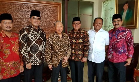 Sekretaris Jenderal PDIP Hasto Kristiyanto dengan Wakil Presiden ke-9 RI Hamzah Haz di kediaman tokoh partai PPP tersebut di Patra Kuningan, Jakarta, Sabtu (5/8/2017).