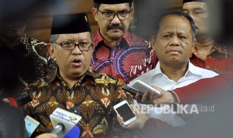 Sekretaris Jenderal PDIP Hasto Kristiyanto (kedua kiri) didampingi Politisi senior PPP Habil Marati (kedua kanan), Sekjen Bamusi Falah Amru (kiri), Anggota Bamusi Nurmansyah Tanjung (tengah) dan Ketua pengkaderan Bamusi Faozan Amar memberikan keterangan kepada wartawan seusai dialog pertemuan dengan mantan Wakil Presiden RI ke-9 Hamzah Haz di kediaman Hamzah Haz, Jalan Patra Kuningan, Jakarta, Sabtu (5/8).