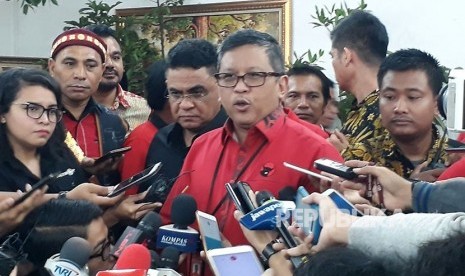 Sekretaris Jenderal PDIP, Hasto Kristiyanto memberikan keterangan terkait pencalonan Gubernur dan Wakil Gubernur di kantor PDI perjuangan