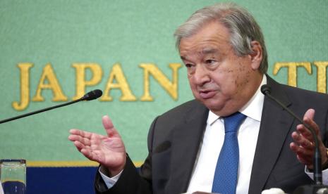 Sekretaris Jenderal Perserikatan Bangsa-Bangsa Antonio Guterres menyampaikan pidato di Klub Pers Nasional Jepang di Tokyo, Senin, 8 Agustus 2022. Guterres mendesak negara-negara yang memiliki senjata nuklir untuk tetap pada komitmen senjata atom mereka yang tidak digunakan pertama kali, memperingatkan bahwa perlombaan senjata nuklir telah kembali di tengah meningkatnya ketegangan internasional.