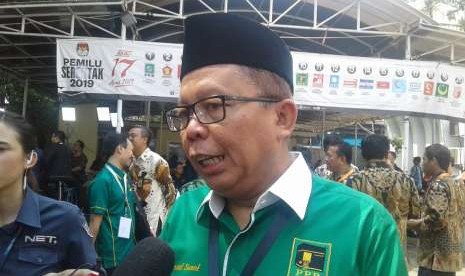 Sekretaris Jenderal PPP Arsul Sani memberikan keterangan kepada wartawan seusai pendaftaran pasangan calon Joko Widodo-KH Ma'ruf Amin di kantor KPU, Jakarta, Jumat (10/8).