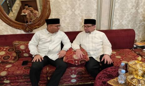 Sekretaris Jenderal Rekonsiliasi Masyarakat (Rekat) Indonesia, Heikal Safar bersilaturahim menghadiri undangan halal bihalal di kediaman Ketua Dewan Syura Partai Keadilan Sejahtera (PKS), Dr Habib Salim Segaf Al-Jufri, kawasan Pejaten Barat, Kecamatan Pasar Minggu, Jakarta Selatan, Ahad (23/4/2023).