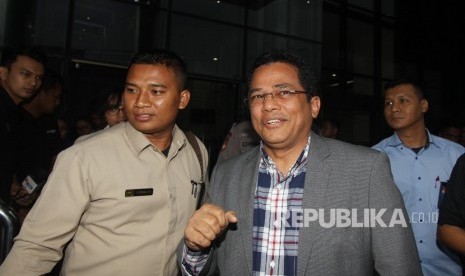 Sekretaris Jenderal (Sekjen) DPR Indra Iskandar (tengah) bersiap memberikan penjelasan kepada wartawan usai menjalani pemeriksaan, di Gedung KPK, Jakarta, Kamis (21/3/2019). 