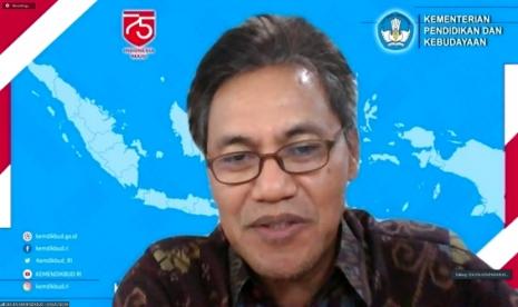 Sekretaris Jenderal (Sekjen) Kemendikbud, Ainun Naim dalam pertemuan telekonferensi mengungkapkan penyesuaian SKB Empat Menteri memberikan kesempatan bagi daerah di zona kuning untuk membuka kembali satuan pendidikan. Namun hal tersebut wewenang Pemerintah Daerah