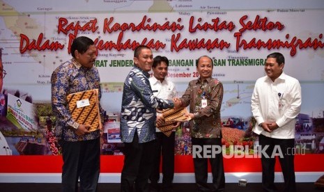 Sekretaris Jenderal (Sekjen) Kementerian Desa Pembangunan Daerah Tertinggal dan Transmigrasi (Kemendesa PDTT) Anwar Sanusi saat membuka acara Rapat Koordinasi dan Sinkronisasi Program Dukungan Lintas Sektor dalam Pengembangan Kawasan Transmigrasi di Jakarta, Rabu (27/12).