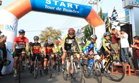 Sekretaris Jenderal (Sekjen) Kementerian Desa, Pembangunan Daerah Tertinggal dan Transmigrasi Anwar Sanusi bersama Gubernur Sumatera Barat Irwan Prayitno melepas ribuan peserta Fun Bike Tour de BUMDes 2019 di kota Payakumbuh, Sumatera Barat pada Ahad (17/3). 