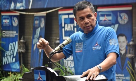 Sekretaris Jenderal (Sekjen) Partai Demokrat (PD) Hinca Panjaitan memberikan keterangan kepada wartawan terkait surat Ketua Umum PD Susilo Bambang Yudhoyono yang mengkritik konsep kampanye akbar Capres-Cawapres nomor urut 02 Prabowo Subianto-Sandiaga Uno di Kantor DPP Partai Demokrat, Jakarta, Senin (8/4/2019). 