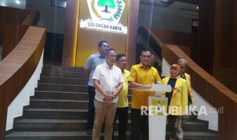 Sekretaris Jenderal (Sekjen) Partai Golkar Lodewijk F Paulus ketika menggelar konferensi pers terkait hasil Pilkada serentak 2018 di kantor DPP Partai Golkar, Kemanggisan Jakarta, Jumat (29/6).