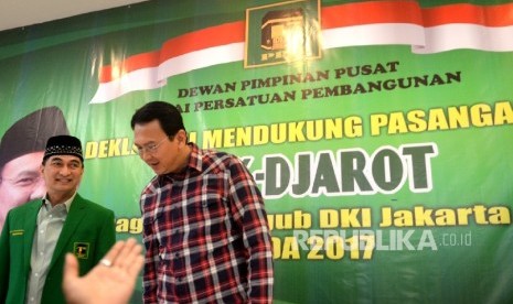 Sekretaris Jenderal (Sekjen) Partai Persatuan Pembangunan (PPP) kubu Djan Faridz, Achmad Dimyati Natakusumah (dari kiri) bersama Gubernur DKI Jakarta Basuki Tjahaja Purnama atau Ahok mendatangi deklarasi Pasangan Calon Gubernur DKI Jakarta di Gedung DPP PP