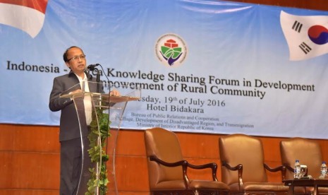 Sekretaris Jendral Kementrian Desa, Pembanguan Daerah Tertinggal dan Transmigrasi, Anwar Sanusi, saat membuka acara Indonesian - Korea knowledge sharing forum in development and empowerment of Rural Community, di Hotel Bidakara.