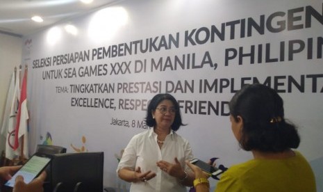 Sekretaris Jendral Komite Olimpiade Indonesia (KOI), Helen Sarita di kantor KOI, Jakarta, Senin (29/4). 