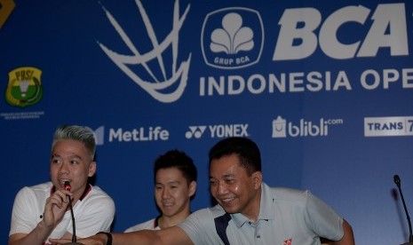 Sekretaris Jendral PBSI Achmad Budiharto (kanan), pebulu tangkis Indonesia Kevin Sanjaya Sukamuljo (kiri) dan Marcus Fernaldi Gideon (tengah) menyampaikan keterangan pers jelang BCA Indonesia Open 2017 di Jakarta, Minggu (11/6). 