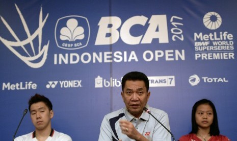 Sekretaris Jendral PBSI Achmad Budiharto (tengah), pebulu tangkis Indonesia Marcus Fernaldi Gideon (kiri) dan Fitriani (kanan) menyampaikan keterangan pers jelang BCA Indonesia Open 2017 di Jakarta, Ahad (11/6). 