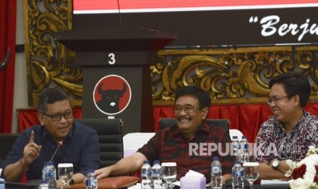 Sekretaris Jendral PDIP Hasto Kristiyanto (kiri), Ketua DPP PDIP Djarot Saiful Hidayat (tengah) dan Pengamat politik Burhanudin Muhtadi, menjadi pembicara pada diskusi jelang kongres V PDIP di kantor DPP Jakarta Pusat, Sabtu (3/8/2019).