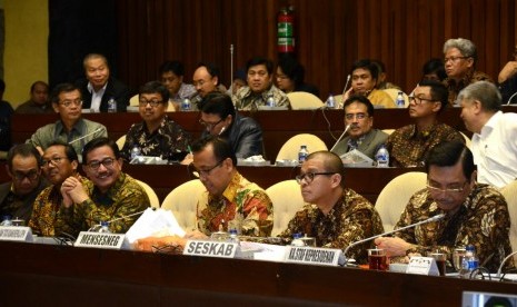 Sekretaris Kabinet Andi Widjajanto bersama Mensesneg, Kepala Staf Presiden, dan Menteri Agraria dalam rapat kerja dengan Komisi II DPR, Kamis (4/6) malam.