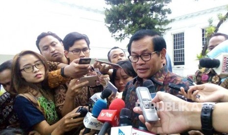 Sekretaris Kabinet Pramono Anung saat memberikan keterangan pers terkait tudingan dirinya terima uang proyek E-KTP di Kompleks Istana Presiden, Jakarta, Kamis (22/3).