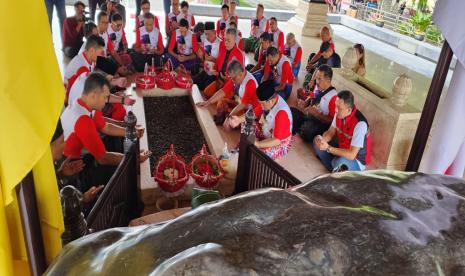 Sekretaris Kabinet Pramono Anung, Sekretaris Jenderal DPP PDI Perjuangan (PDIP) Hasto Kristiyanto, bersama para peserta Banteng Ride and Night Run Series 4 melakukan nyekar dan doa bersama di Makam Proklamator RI Dr.Ir. Soekarno di Kota Blitar, Jawa Timur, Sabtu (26/11/2022).