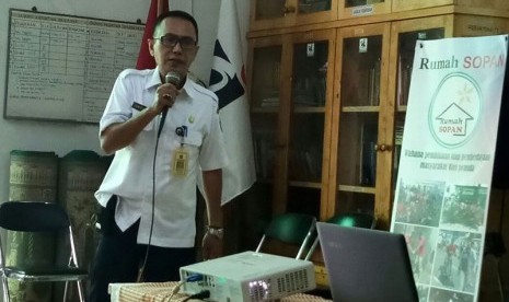 Sekretaris Kelurahan Cililitan Kramat Jati Jaktim Cecep Umbara saat memberikan sambutan di Rumah Sopan Jatimakmur, Kota Bekasi