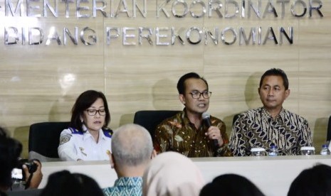 Sekretaris Kemenko Perekonomian, Susiwijono (Tengah)