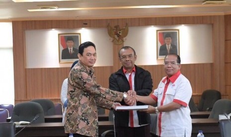 Sekretaris Kemenpora (Sesmenpora) Gatot S Dewa Broto (tengah) menyaksikan dan memberikan arahan pada acara serah terima jabatan (sertijab) Direktur Lembaga Pengelola Dana dan Usaha Keolahragaan (LPDUK) di Lantai 3 Kantor Kemenpora Jakarta, Rabu (15/11). 