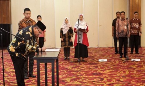 Sekretaris Kementerian Koperasi dan UKM Meliadi Sembiring melantik Direktur Bisnis dan Pemasaran Lembaga Layanan Pemasaran (LLP-KUKM) Armel Arifin di gedung Smesco Indonesia. Jakarta, Jumat (04/05)