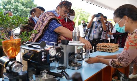 Sekretaris Kementerian Koperasi dan UKM, Prof. Dr. H. Rully Indrawan, M.Si saat menghadiri peringatan Hari Ulang Tahun (HUT) ke-48 KSP Kopdit Obor Mas di Maumere, Nusa Tenggara Timur (NTT), Rabu (4/11). Turut hadir, Wakil Bupati Sikka, Romanus Woga dan Ketua Pengurus KSP Kopdit Obor Mas Andreas M. Mbete.