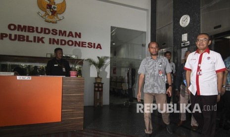 Sekretaris Kementerian Pemuda dan Olahraga (Sesmenpora) Gatot S Dewa Broto (kanan) bergegas seusai menjalani pemeriksaan Satgas Anti Mafia Bola di gedung Ombudsman, Jakarta, Kamis (7/2/2019).