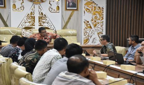 Sekretaris Komisi I Dewan Perwakilan Rakyat Daerah (DPRD) Jawa Barat Sadar Muslihat saat menerima audiensi dari Forum Guru Honorer Provinsi (FGHP) Kepala Cabang Dinas (KCD) Wilayah XI Jabar. Kota Bandung, Jumat, (12/7/24).