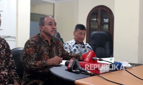 Sekretaris Lembaga Persahabatan Ormas Islam (LPOI), Luthfi Attamimi saat menyampaikan konferensi pers terkait maraknya aksi terorisme di Kantor LPOI, Jalan Keramat VI, Jakarta Pusat, Senin (14/5).