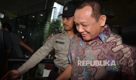 Sekretaris Mahkamah Agung (MA) Nurhadi (kanan) berjalan menuju kendaraannya usai menjalani pemeriksaan di Gedung KPK, Jakarta, Rabu (15/6). (Republika/Raisan Al Farisi)