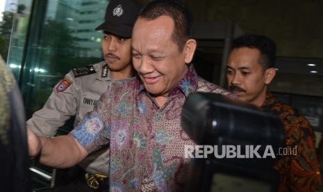 Sekretaris Mahkamah Agung (MA) Nurhadi (tengah) berjalan menuju kendaraannya usai menjalani pemeriksaan di Gedung KPK, Jakarta, Rabu (15/6). (Republika/Raisan Al Farisi)