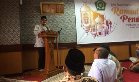 Sekretaris Menteri Agama, Khoirul Huda Basyir saat memberikan kultum ba'da shalat Dzuhur di Mushola At-Tarbiyah Kementerian Agama pada Kamis (17/5)