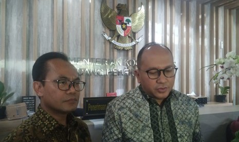 Sekretaris Menteri Koordinator Bidang Perekonomian Susiwijono (kiri) dan Ketua Umum Kamar Dagang dan Industri (Kadin) Rosan Roeslani usai melakukan rapat koordinasi mengenai omnibus law di Kantor Kemenko Perekonomian, Jakarta, Jumat (6/12). 