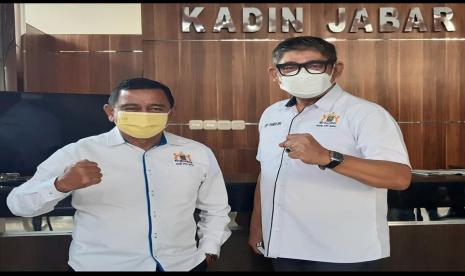 Sekretaris Panitia Mukota V Kadin Kota Depok, Desfandri Madjid (kiri)