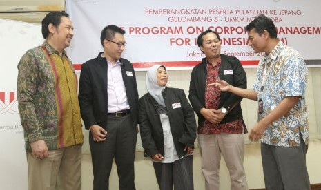 Sekretaris Pengurus Yayasan Dharma Bhakti Astra (YDBA) Mohammad Iqbal didampingi Wakil Ketua Himpunan Alumni AOTS Indonesia (HAAI), Saharto Sahardjo memberikan jaket kepada salah satu peserta sebagai simbolisasi pelepasan keberangkatan peserta Program on Corporate Management for Indonesia (IDCM) di Jakarta, Senin (11/9). 