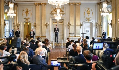 Sekretaris Permanen Swedish Academy Mats Malm mengumumkan pemenang Nobel Sastra 2018 dan 2019 di Stockholm, Swedia, Kamis (10/10).