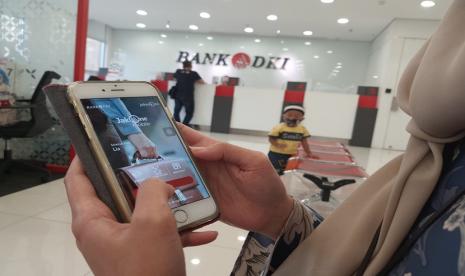 Sekretaris Perusahaan Bank DKI, Herry Djufraini mengimbau agar penerima BST dapat memanfaatkan layanan transaksi non tunai melalui JakOne Mobile yang disediakan oleh Bank DKI. Hal ini menanggapi pemberitaan terkait padatnya antrian penarikan uang Bantuan Sosial Tunai (BST) di ATM. 