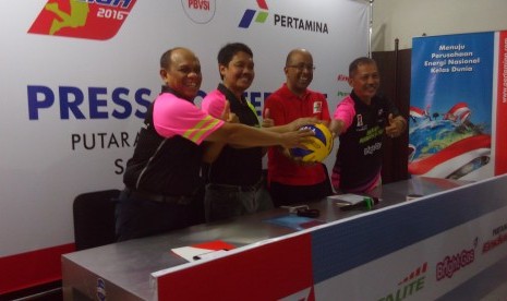 Sekretaris Perusahaan Pertamina, Wisnuntoro (dua kiri), menggelar jumpa pers jelang kompetisi bola voli Pertamina Proliga 2016 Putaran II pekan pertama di Solo, Jawa Tengah, Kamis (24/3).