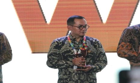 Sekretaris Perusahaan PLN Alois Wisnuhardana saat mewakili Direktur Utama PLN Darmawan Prasodjo menerima penghargaan penghargaan Indonesia’s SDGs Action Awards, di Yogyakarta, Senin (6/11). Program Electrifying Agriculture (EA) yang diusung PLN telah menjadi bukti bahwa program tanggung jawab sosial PLN tidak hanya sekedar menjawab kebutuhan masyarakat tetapi mampu memberikan _value creation_ lebih bagi negara.