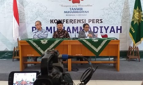 Sekretaris PP Muhammadiyah Abdul Mu'ti, Ketua PP Muhammadiyah Bahtiar Effendy dan Hajriyanto Y Thohari saat konferensi pers Tanwir Muhammadiyah di Gedung PP Muhammadiyah, Jakarta, Senin (11/2).