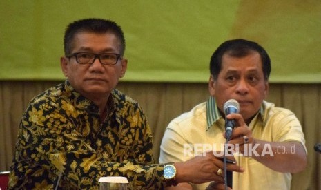  Sekretaris SC Munaslub Golkar Agun Gunandjar Sudarsa (kiri), berbincang bersama Ketua SC Munaslub Golkar Nurdin Halid dalam rapat panitia pengarah Munaslub Golkar di Kantor DPP Golkar, Jakarta, Rabu (13/4).(Republika/Rakhmawaty La'lang)