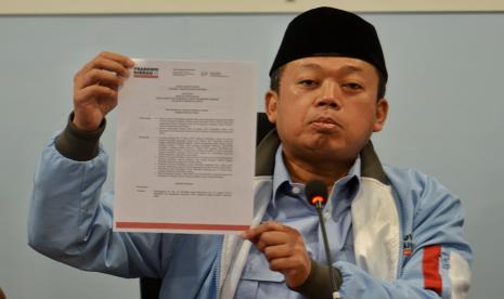 Sekretaris Tim Kampanye Nasional (TKN) Prabowo-Gibran, Nusron Wahid menunjukan surat resmi bergabungnya Khofifah Indar Parawansa gabung ke TKN Prabowo-Gibran dalam konferensi pers di Jakarta, Kamis (11/1/2024).