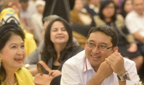 Sekretaris Tim Sukses Prabowo-Hatta, Fadli Zon (kanan) duduk bersama Ketua Ikatan Alumni Universitas Indonesia Chandra Motik (kiri) 