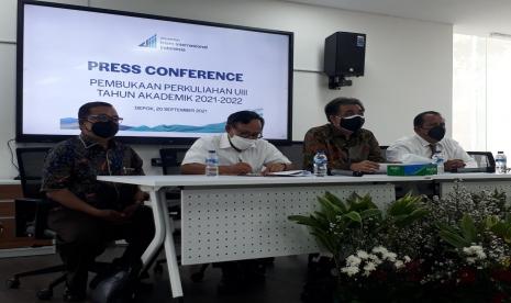 Sekretaris UIII Chaider S Bamualim, Wakil Rektor UIII Bahrul Hayat, Rektor UIII Prof Komaruddin Hidayat, Pejabat Pembuat Komitmen (PPK) Pembangunan Fisik UIII Kemenag Syafrizal konferensi pers pembukaan perkuliahan di UIII, Ruang Fakultas Islamic Studies (Gedung A), Depok, Jawa Barat, Senin (20/9). 