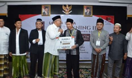 Sekretaris Umum DPW PKS Jawa Barat Abdul Hadi Wijaya, memberikan hadiah pada juara I Lomba Kitab Kuning, akhir pekan lalu.