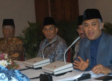 Sekretaris Umum MUI Din Syamsudin (kanan) didampingi pengurus pusat MUI lainnya seperti Umar Shihab (ketiga kiri), Nazri Adlani (kedua kiri) serta Ketua MUI Amidhan (kiri).