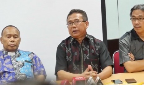 Sekretaris Umum PGI Gomar Gultom (tengah) dan Kepala Humas PGI, Jeirry Sumampow (kanan) saat konferensi pers terkait ledakan bom Surabaya. 